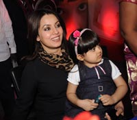 Mahima Chaudhary with her Daughter Ariana Photos (High Resolution)